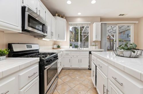 27560 Nellie Ct, Temecula CA  92591-2846 exterior