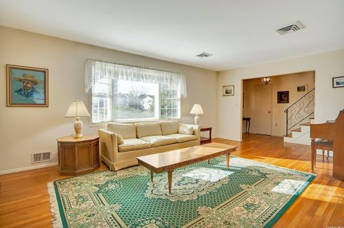 5 Enfield Ln, San Remo NY  11754-4028 exterior