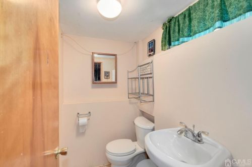 9 Stuart Dr, East Brunswick NJ  08816-3809 exterior