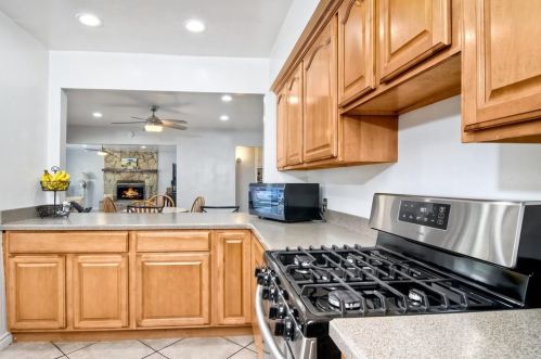 1264 Grandview Rd, Vista, CA 92084-4208