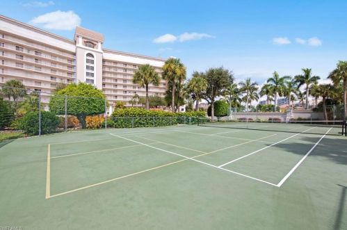 13105 Vanderbilt Dr, Naples FL  34110-6404 exterior