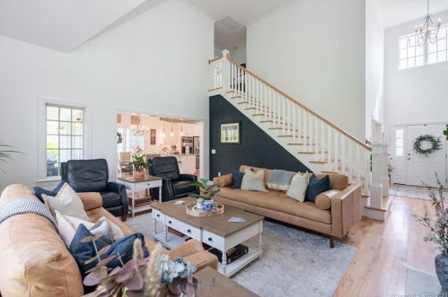 19 Somerset Dr, Waterbury CT  06762-3341 exterior