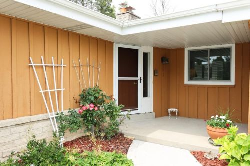 14140 Honey Ln, Waukesha, WI 53151-2442