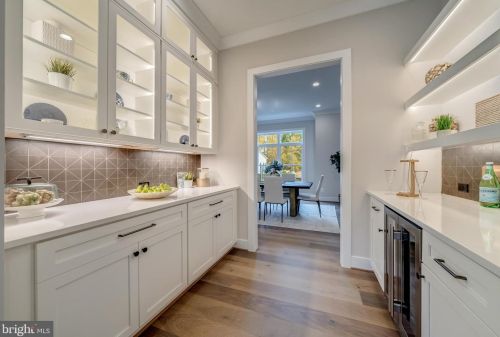 6580 Brooks Pl, Falls Church VA  22044-1105 exterior