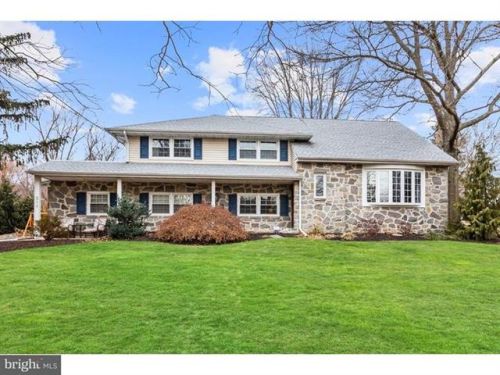211 Georgian Dr, Riverton, NJ 08077-3820