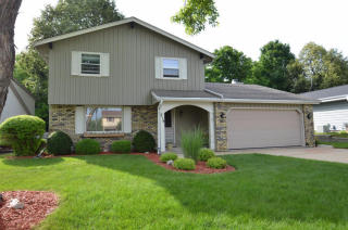 214 Meadowside Ct, Pewaukee, WI 53072-2415