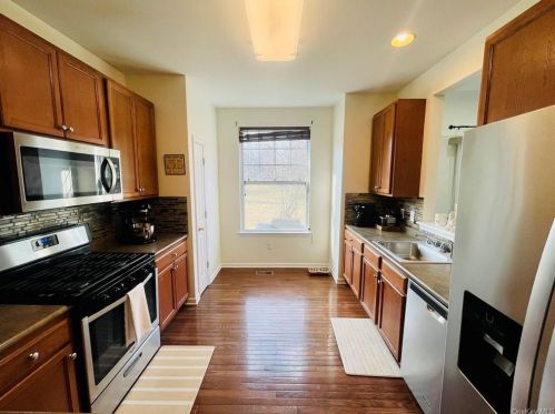 5 Cornwall Ln, Middletown NY  10940-5077 exterior