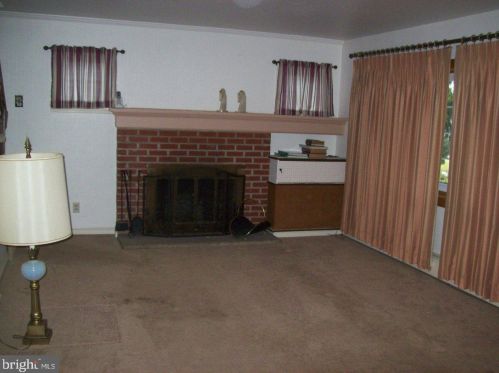 323 Fitzwatertown Rd, Willow Grove, PA 19090-2304