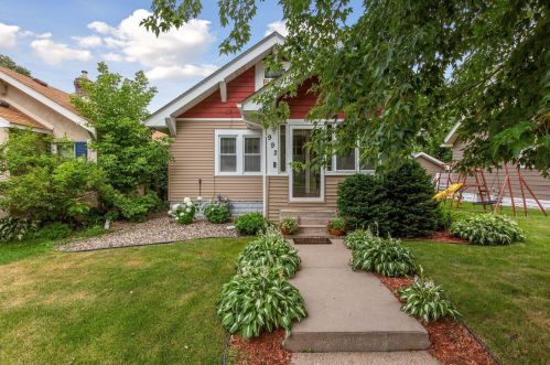 992 Chatsworth St, Saint Paul, MN 55103-1213
