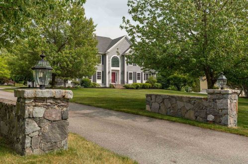 1 Squire Way, Stratham, NH 03885-2363