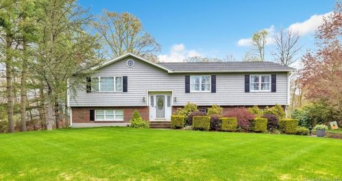 16 Fawn Meadow Dr, Bridgeport, CT 06611-1604
