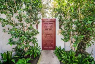 6200 Banner Ave, Los Angeles, CA 90038-2802