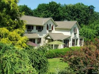 100 Hoyts Hl, Bethel, CT 06801-2704