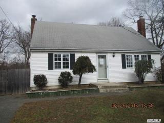 355 45th St, Copiague, NY 11726-1016