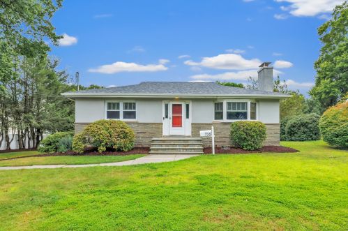 735 Chickadee Ln, Stratford, CT 06614-2479