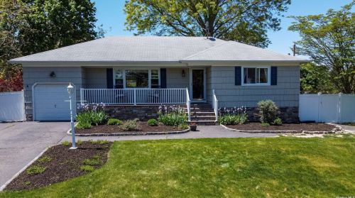 22 Hollis Dr, Scotts Beach, NY 11789-1625