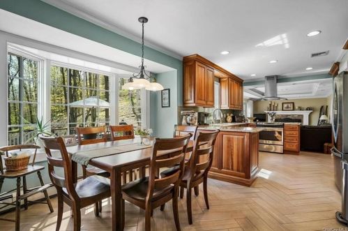 28 Kings Point Ln, Washingtonville NY  10992-2026 exterior