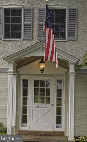 645 Radnor Valley Dr, Ithan, PA 19085-1201