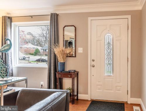 3240 Nealon Dr, Falls Church, VA 22042-3635