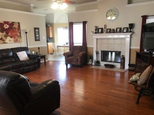 924 Rolling Meadows Dr, Burleson, TX 76028-7476