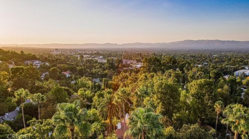16838 Oak View Dr, Van Nuys CA  91436-3240 exterior
