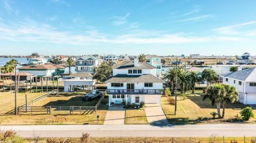 1220 103rd St, Galveston, TX 77554-9591