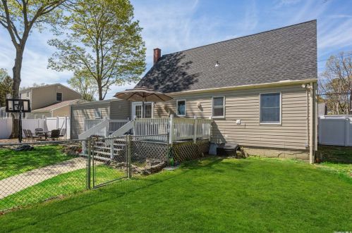 32 Aster Ave, Holtsville NY  11742-1703 exterior