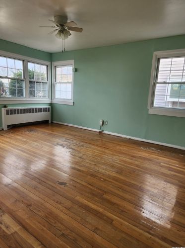 47 Hollywood Ave, North Lindenhurst, NY 11757-6704