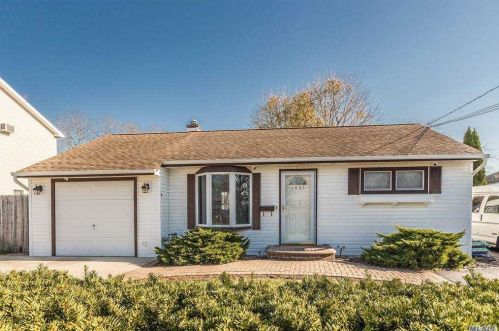 1431 Manatuck Blvd, Bayshore, NY 11706-4919