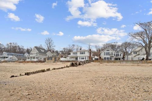 11 Argyle Dr, Northport NY  11768-1002 exterior