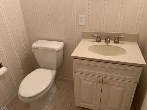 27 Valley Forge Dr, Whippany NJ  07981-2221 exterior