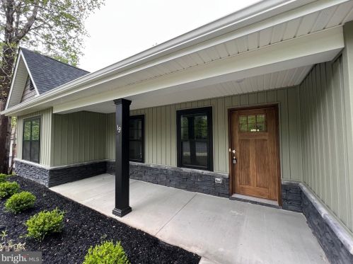 19 Peace Pipe Ln, Hedgesville, WV 25427-5329