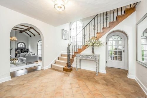 8 Bon Mar Rd, New Rochelle, NY 10803-2918