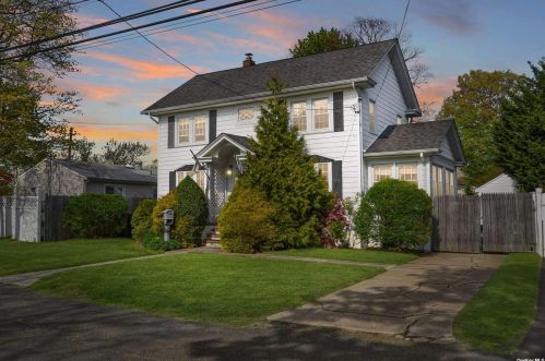 31 Redmond Ave, Bayshore, NY 11706-6806