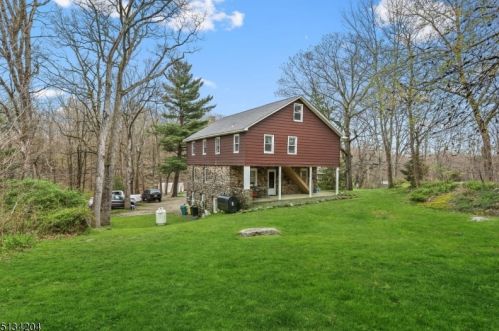 90 Schofield Rd, West Milford Lakes, NJ 07480-4561