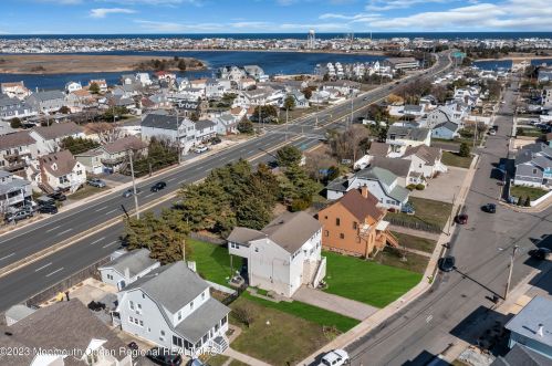 316 Sunset Dr, Pelican Island NJ  08751-2225 exterior