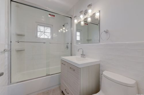 27 Walnut Ln, Hicksville NY  11801-5737 exterior