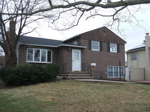 4024 Daleview Ave, Seaford, NY 11783-1425