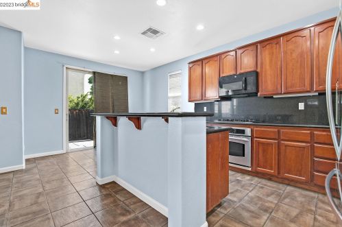 23 Elijah Ct, West Pittsburg CA  94565-2748 exterior