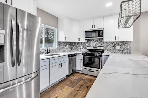 390 Marina Dr, Stratford CT  06614-2934 exterior