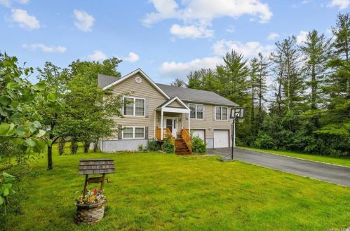 198 Sunset Dr, New Hamburg, NY 12590-6935