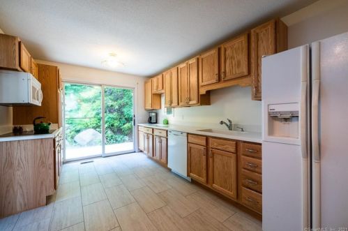 10 Baldwin Dr, Waterford CT  06385-2708 exterior