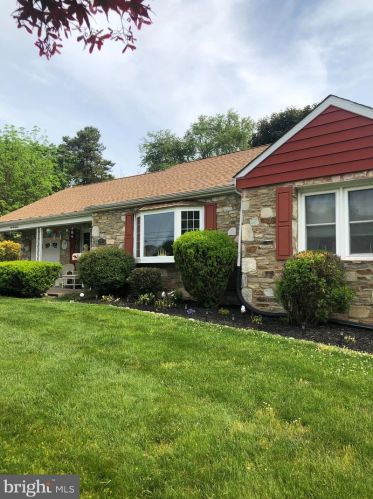 993 Woodland Dr, Southampton, PA 18966-4213