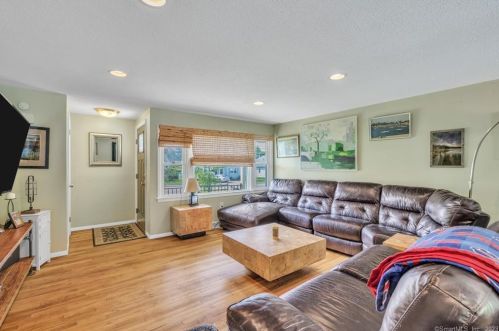 35 Keeney St, Manchester CT 06040-7054 exterior