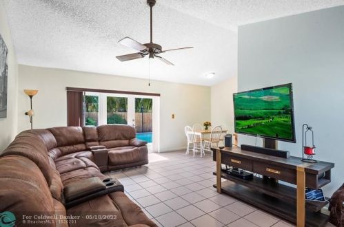 19621 58 Ave, Hialeah FL  33015-4909 exterior