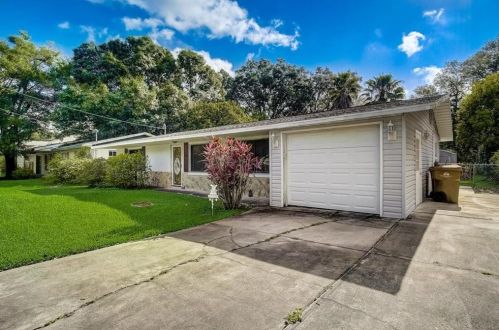 27600 Lisa Dr, Tavares, FL 32778-9716