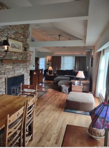 132 Oakfield Ave, Huntington Station, NY 11746-8114