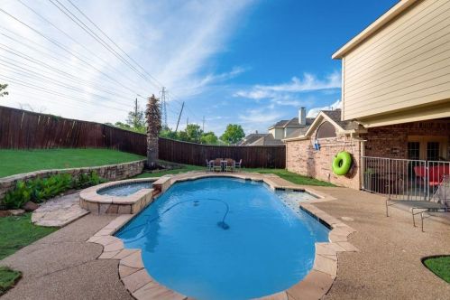 9427 Vis Cir, Irving TX  75063-5064 exterior