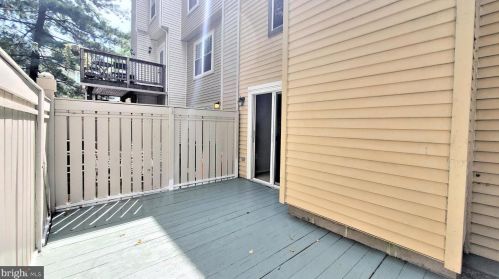 2324 Hunters Square Ct, Herndon VA  20191-2814 exterior