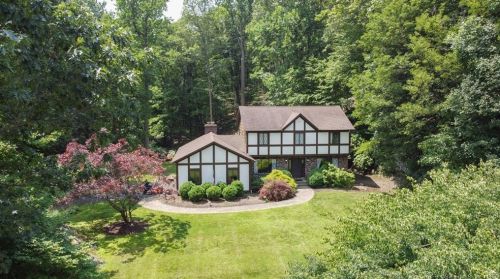 29 Carriage House Dr, Danbury CT  06810-8206 exterior